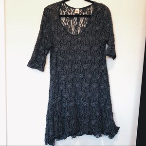 Lace grey shirt with mid length sleeves.